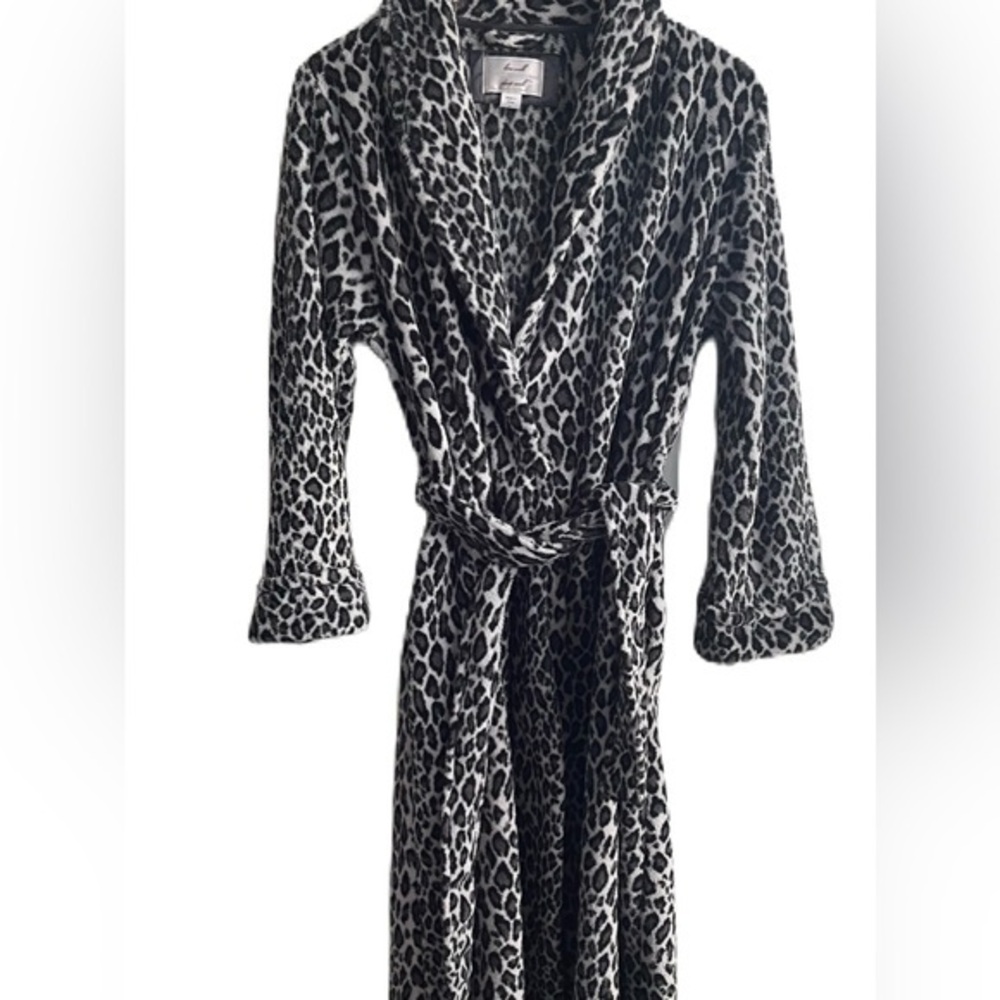 Carol Hochman plush robe gray and white leopard print
